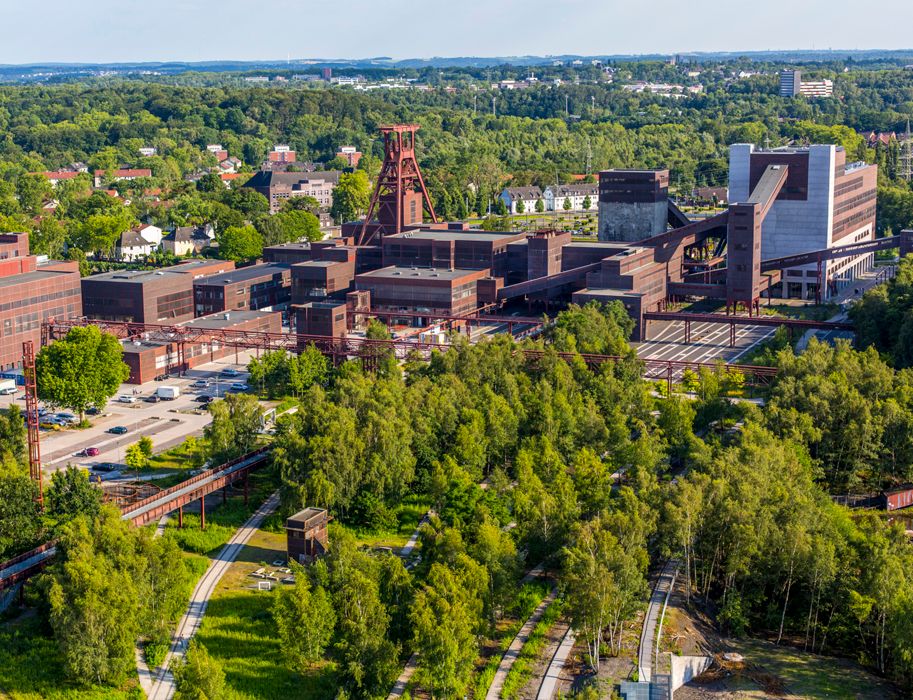 Het terrein van het UNESCO-werelderfgoed Zollverein is uitgestrekt. Tegenwoordig vinden gasten in het noorden van Essen veel groen naast historische mijngebouwen.