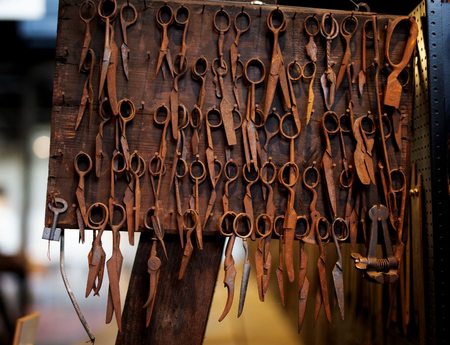 Schaarbladen wachten op verdere verwerking in het LVR Industrieel Museum