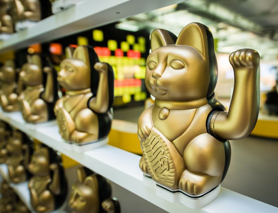 Maneki-neko, ook wel wuivende katten genoemd, zijn beroemde Japanse talismannen. Ze hebben ook een plaats in het Heinz Nixdorf MuseumsForum