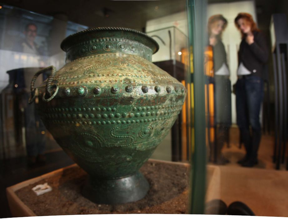 De urn uit Gevelinghausen was een verrassing toen hij in de jaren 1960 door een boer werd gevonden. Hij dateert uit de 800e eeuw voor Christus.