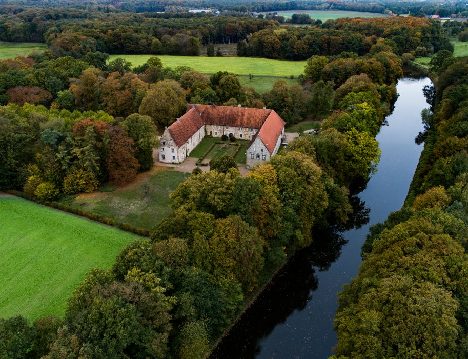 Het kloostercomplex in Rheine in Münsterland direct aan de oever van de rivier de Ems