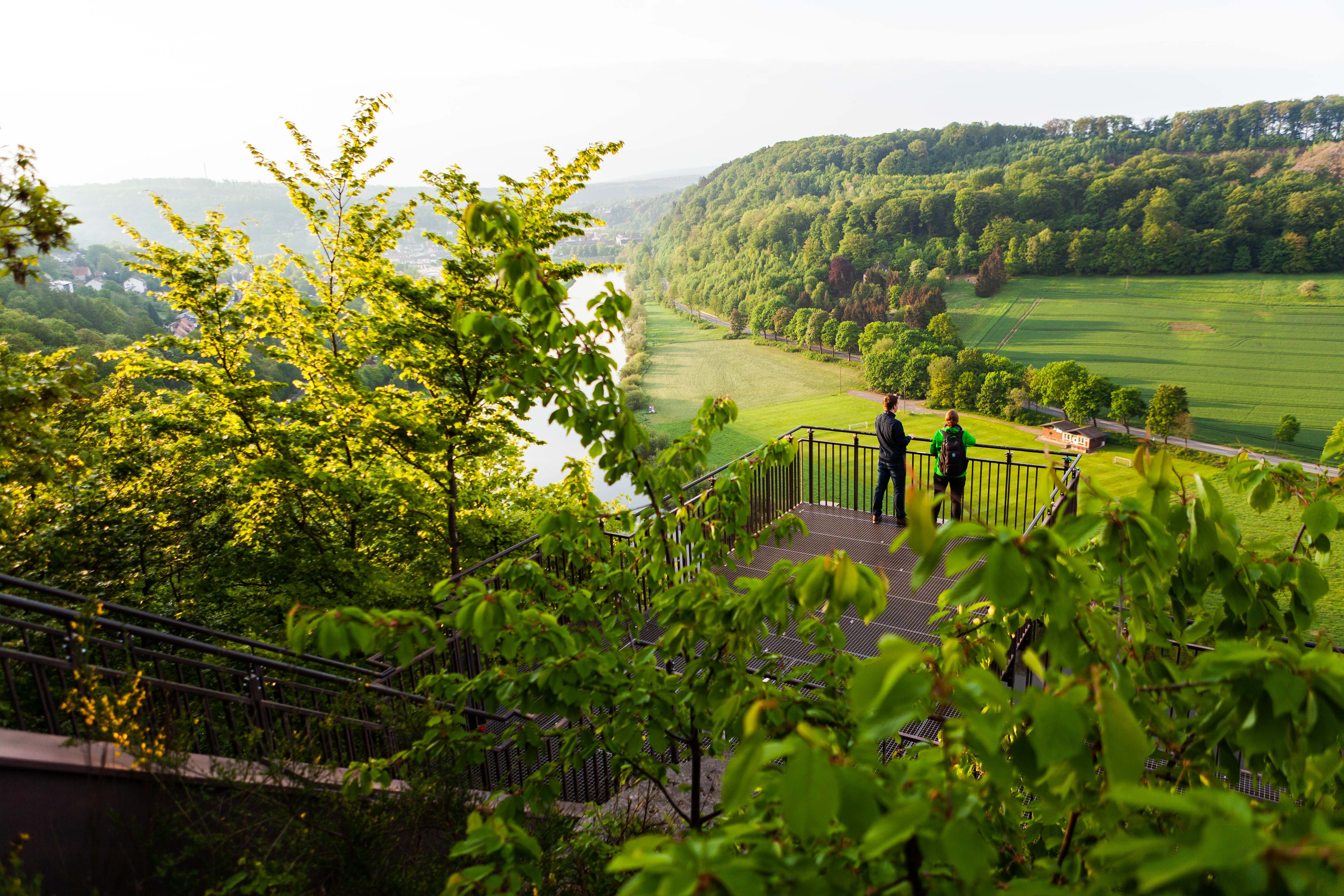 Uitzicht op de Weser Skywalk in Beverungen in het Teutoburgerwoud