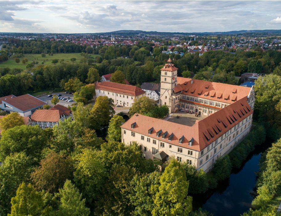 Het Weserrenaissancemuseum Schloss Brake in Lemgo in vogelvlucht