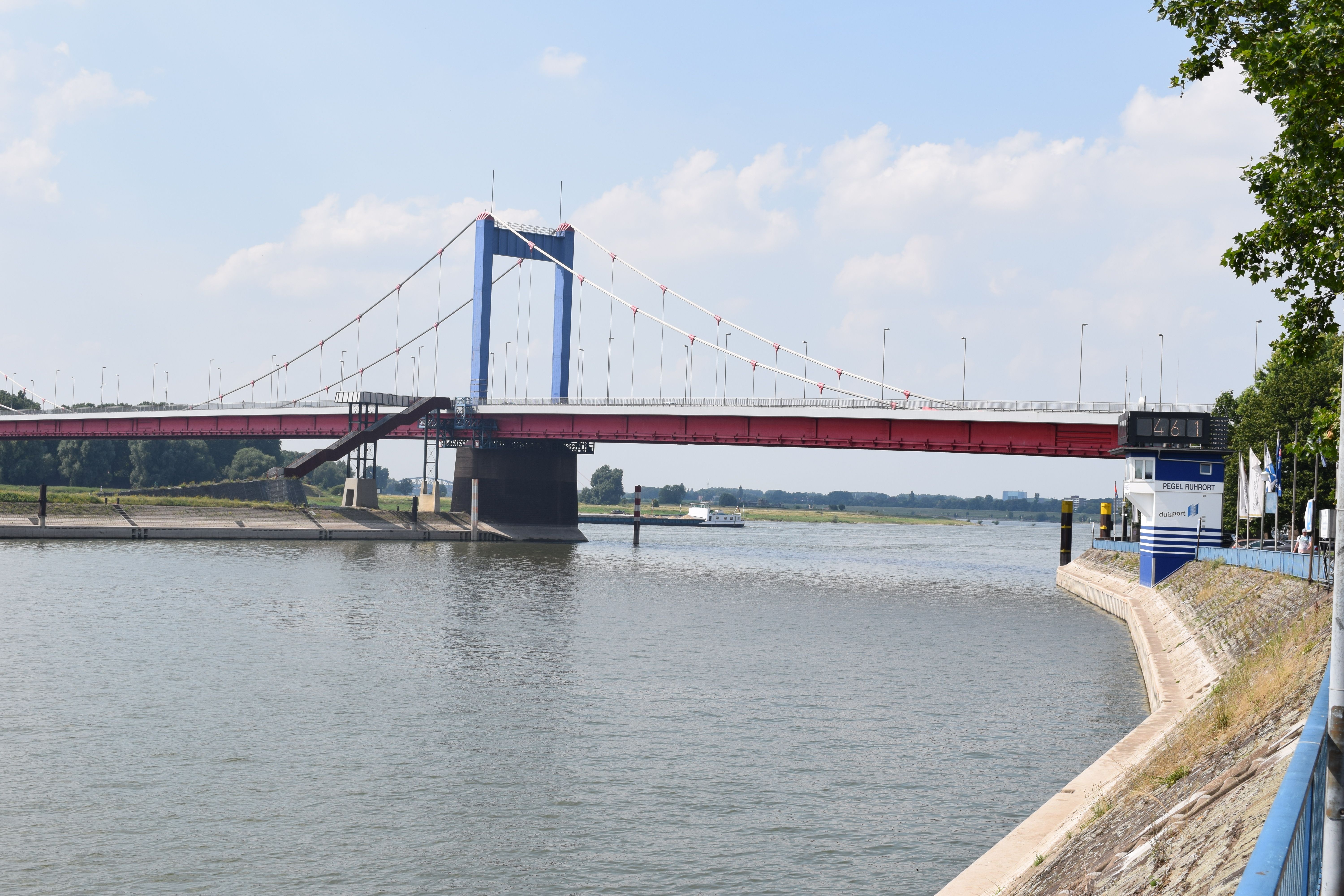 Zicht op de Friedrich Ebert-brug en de watermeter van Ruhrort