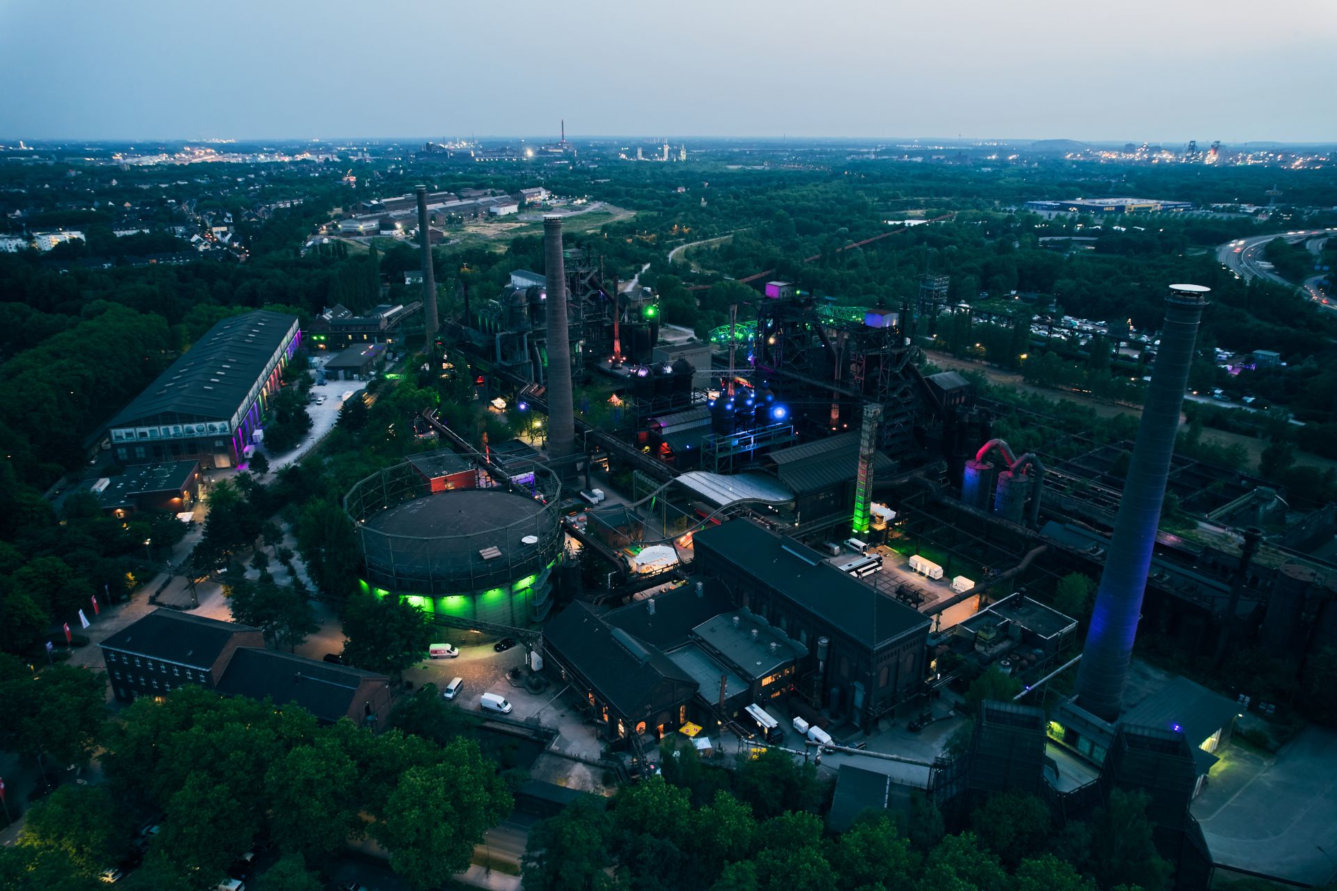 Het landschapspark Duisburg-Nord beslaat ongeveer 180 hectare. De locatie combineert industriële cultuur met natuur en een fascinerende lichtinstallatie.