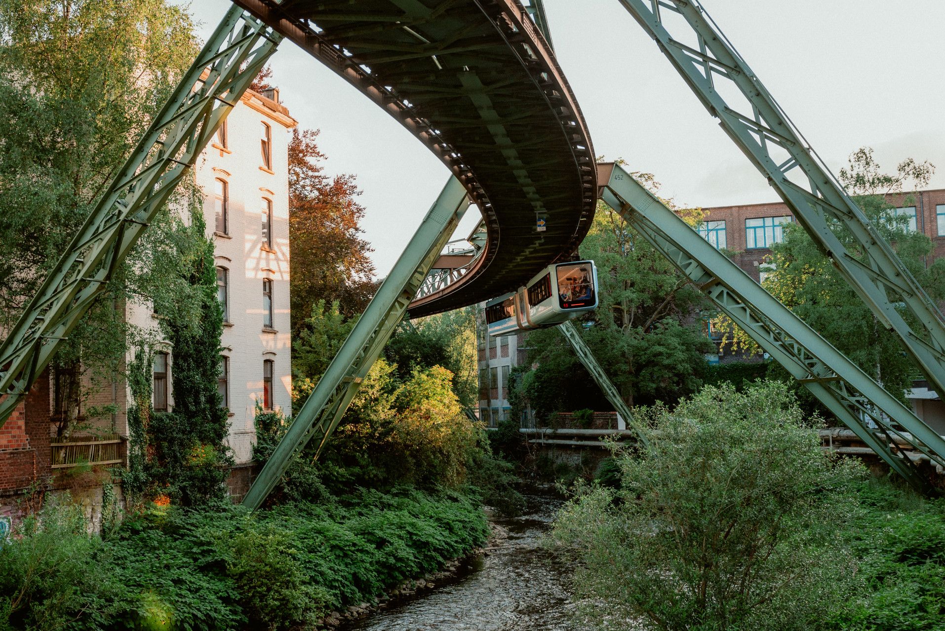 Schwebebahn über der Wupper