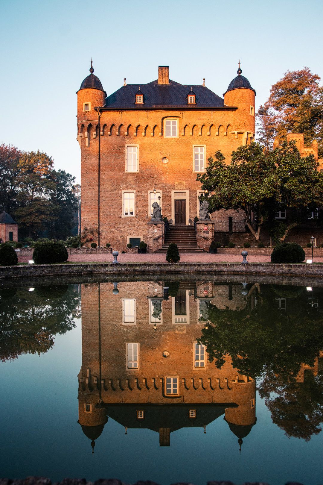 Buitenaanzicht kasteel Loersfeld met vijver