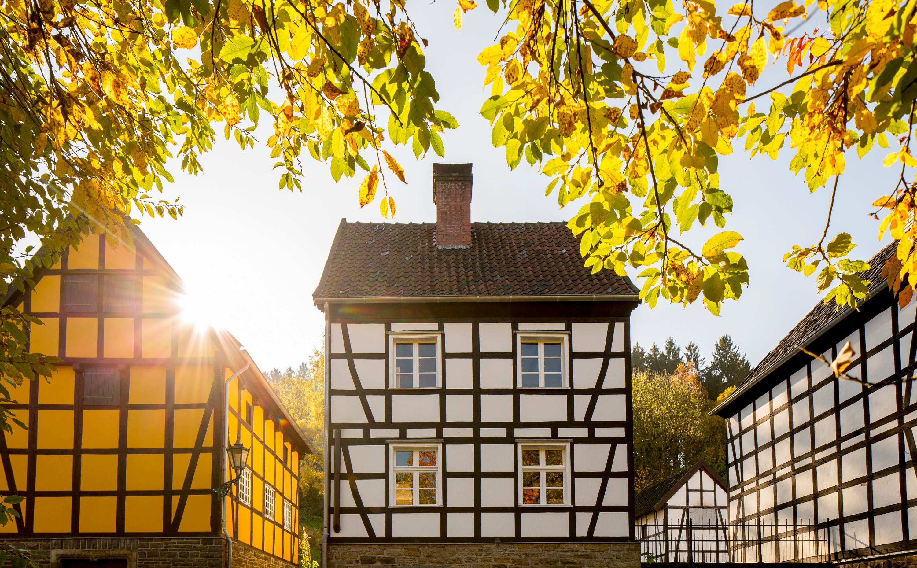 Fachwerk-Ensemble im Herbst im LWL-Freilichtmuseum Hagen