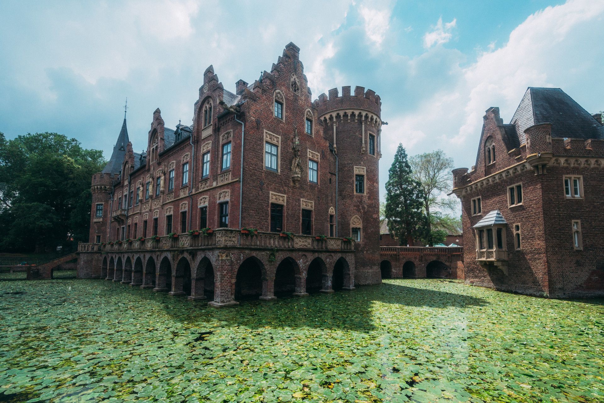 Kasteel Paffendorf in Bergheim met slotgracht