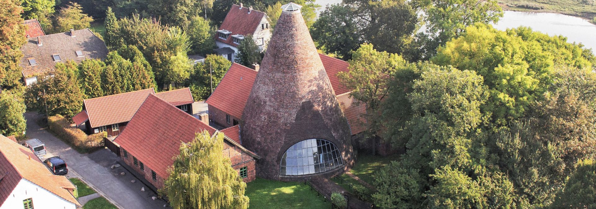 De toren van de glasblazerij uit 1826 is het herkenningspunt van Gernheim