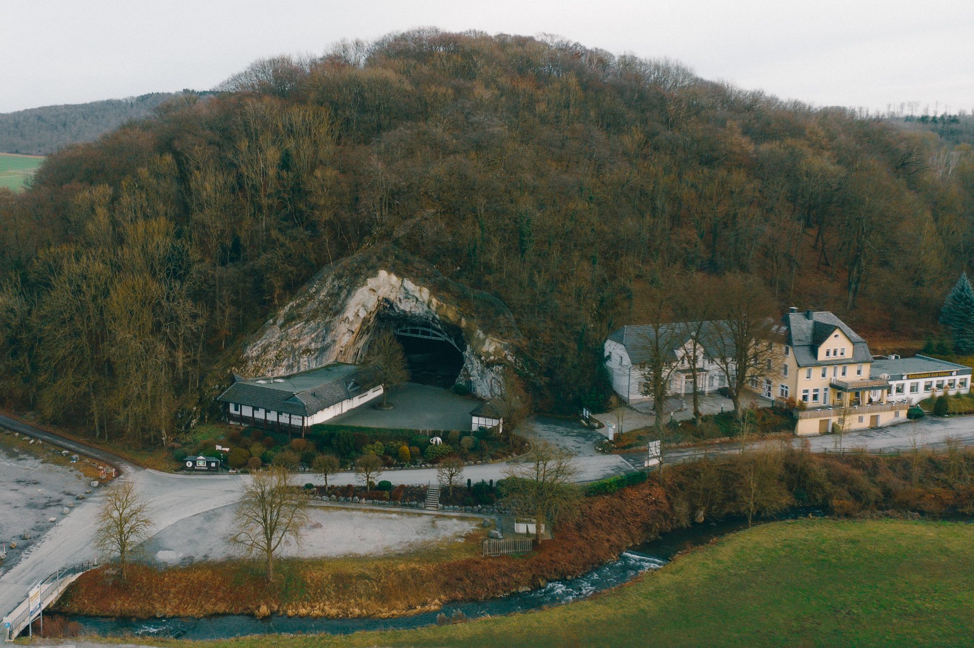 Johannes Höhn, Balver Höhle von außen