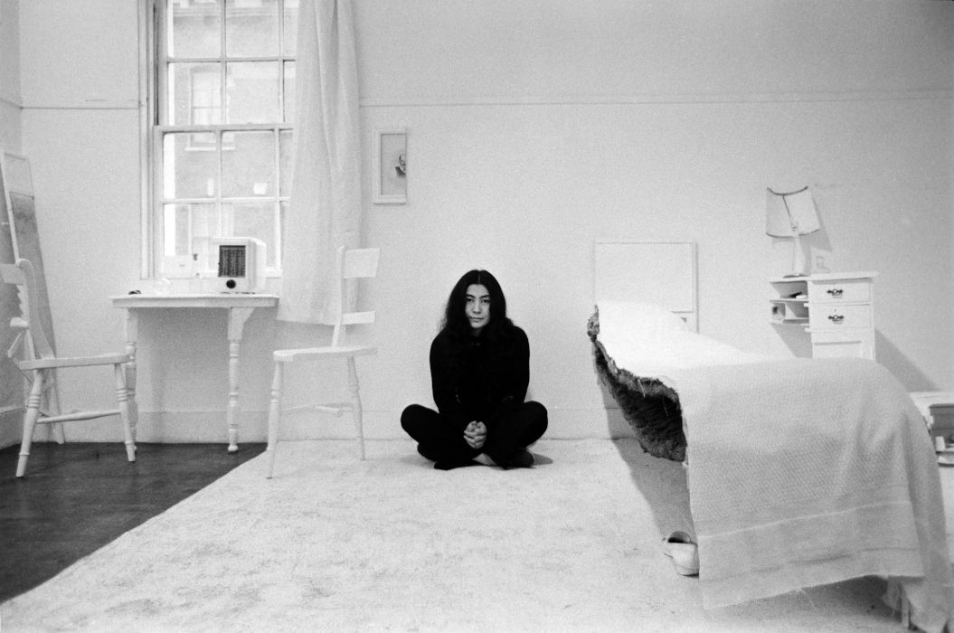 Yoko Ono in HALF-A-ROOM, 1967 uit HALF-A-WIND SHOW, Lisson Gallery, Londen, 1967