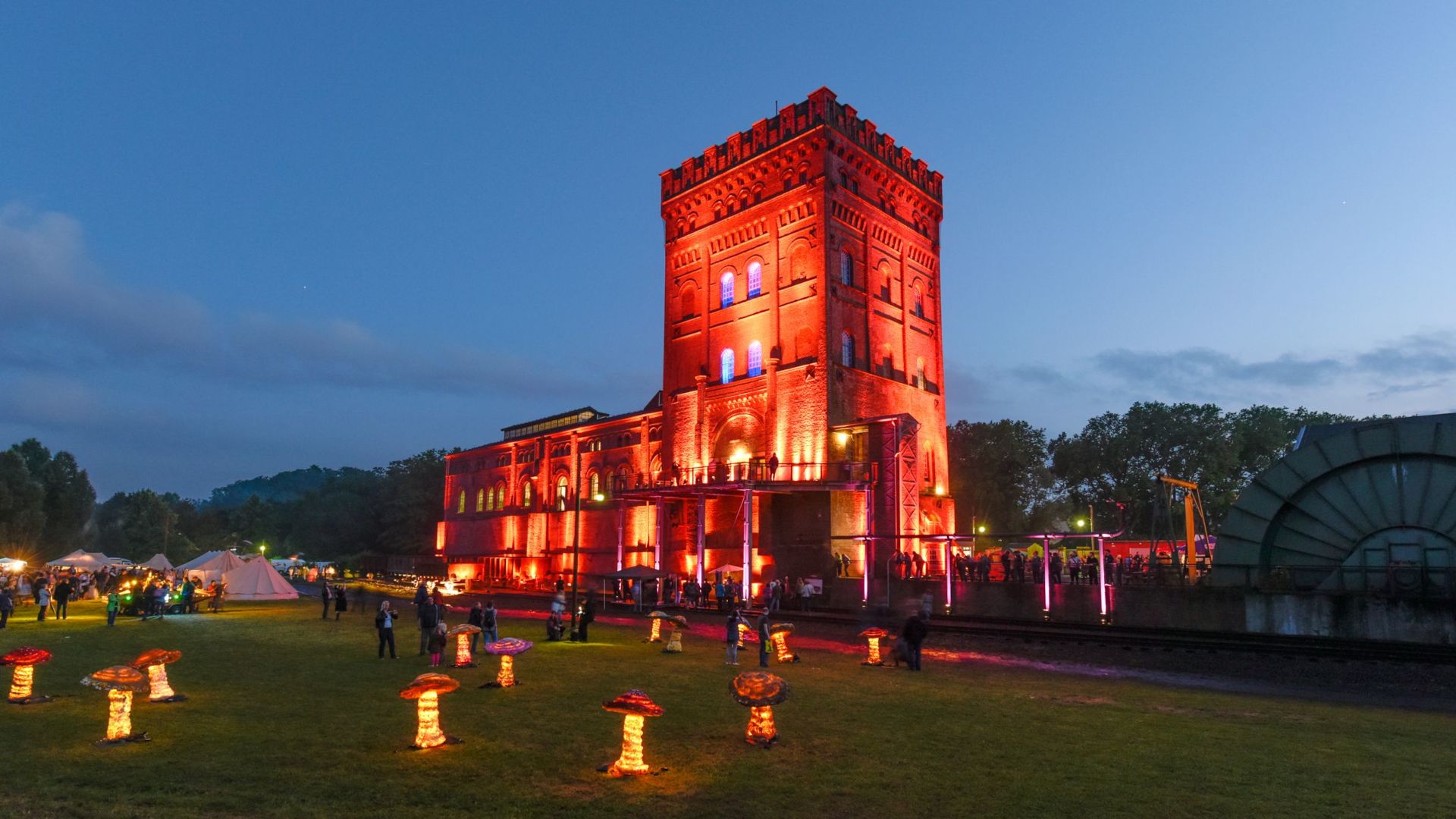 Kunstinstallaties zijn erg populair op Extraschicht. In het LWL-Museum Zeche Hannover konden gasten al dwalen door een lichtpark met gloeiende paddenstoelen.