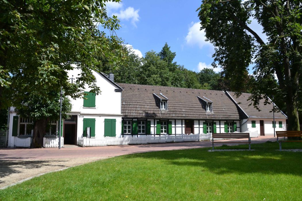 Buitenaanzicht van de St Antony hut in de lente