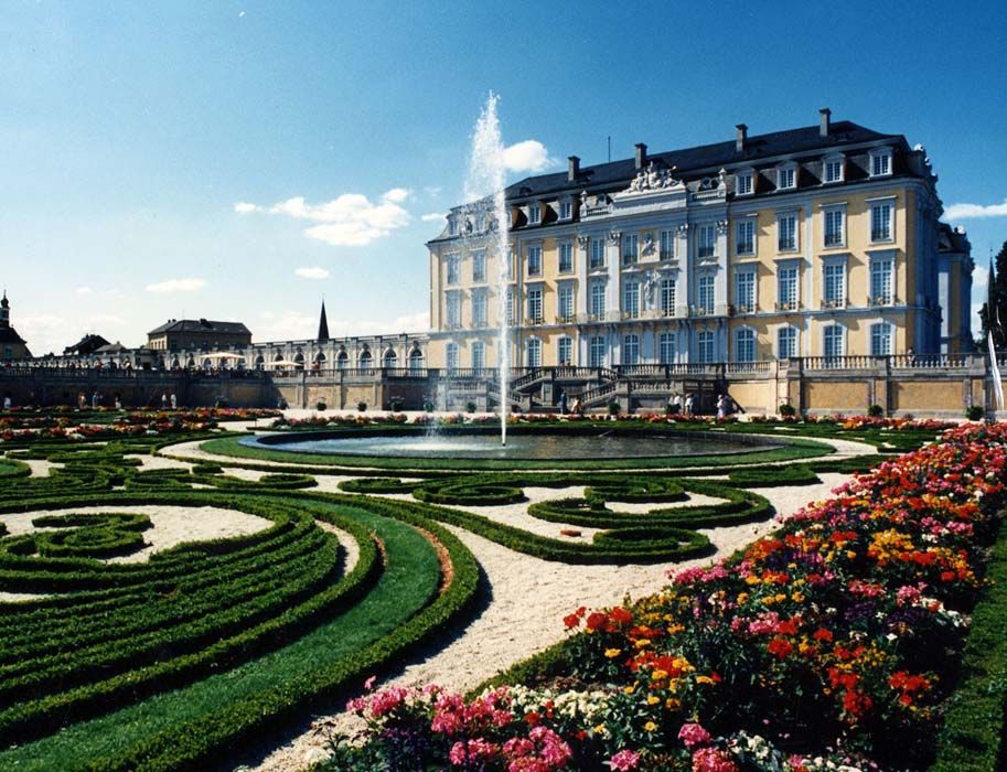 Het kasteelpark werd aangelegd volgens de principes van het Franse tuinontwerp