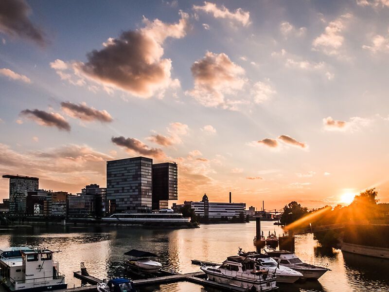 Medienhafen in Düsseldorf im Sonnenuntergang