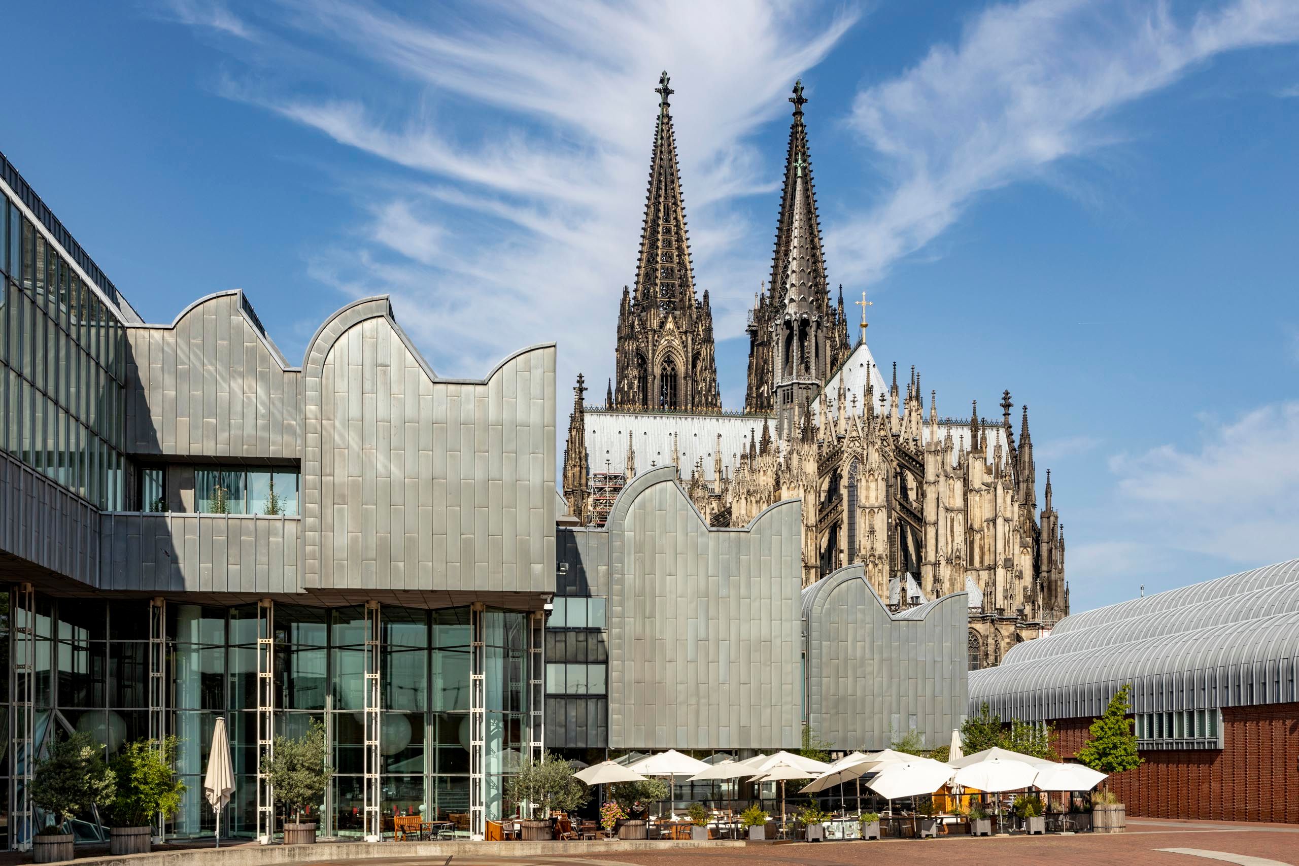 Museum Ludwig, museumaanzicht met de Dom van Keulen