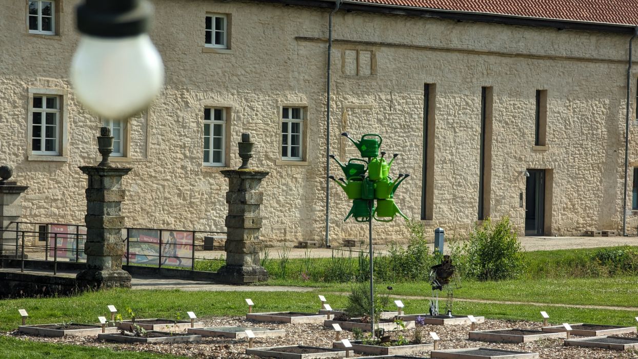 De sculptuur Flurbereinigung van Catharina en Dietmar Wagner dateert uit 2024.