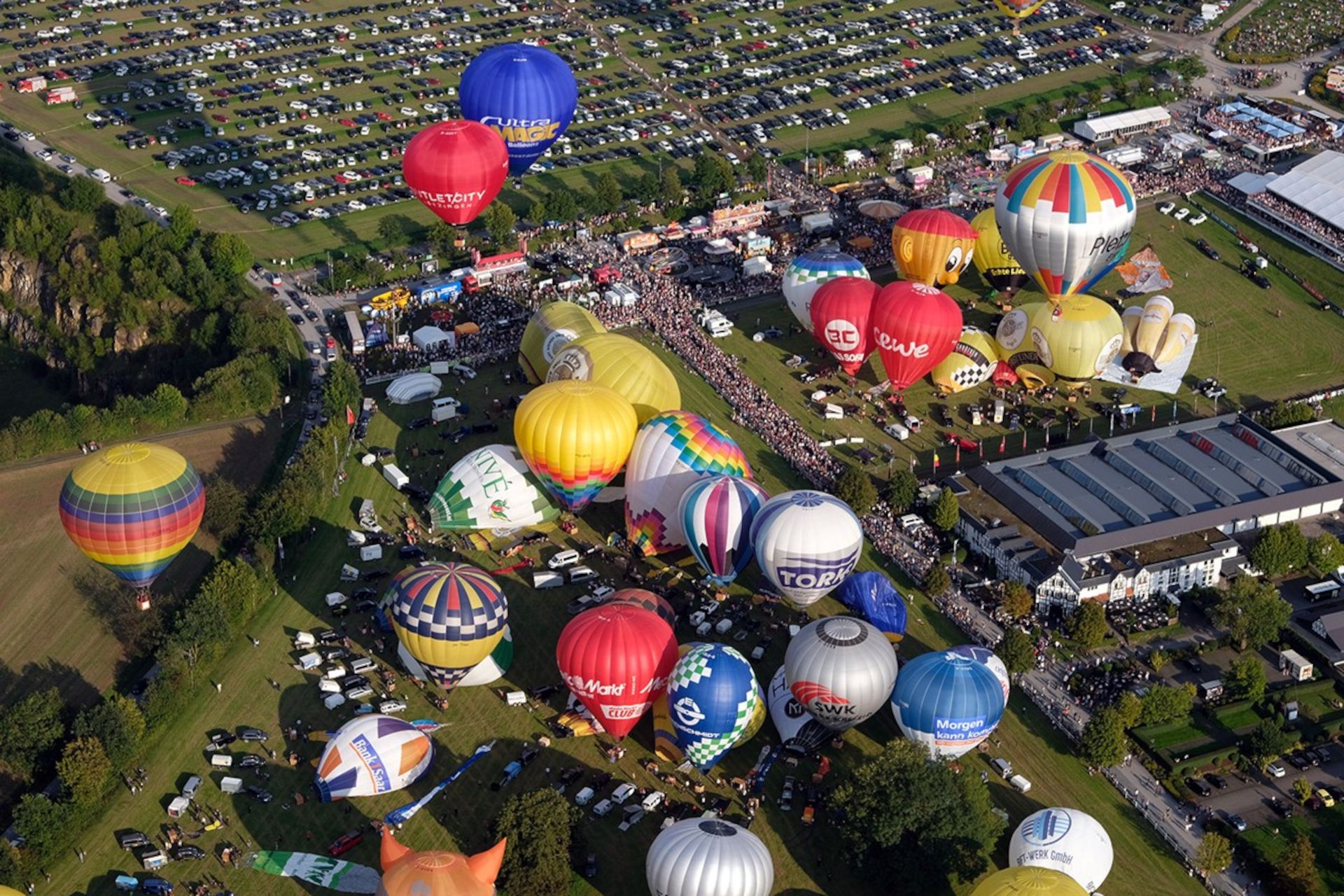 Tot 14 massastarts zorgen voor een volle hemel op de Warsteiner Internationale Montgolfiade