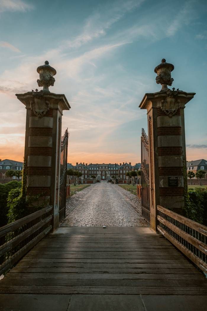 Als je door de toegangspoort van Kasteel Nordkirchen loopt, kun je niet anders dan verbaasd zijn