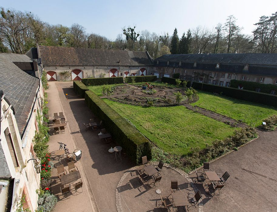 Op de binnenplaats van kasteel Türnich vinden gasten een café voor een pauze