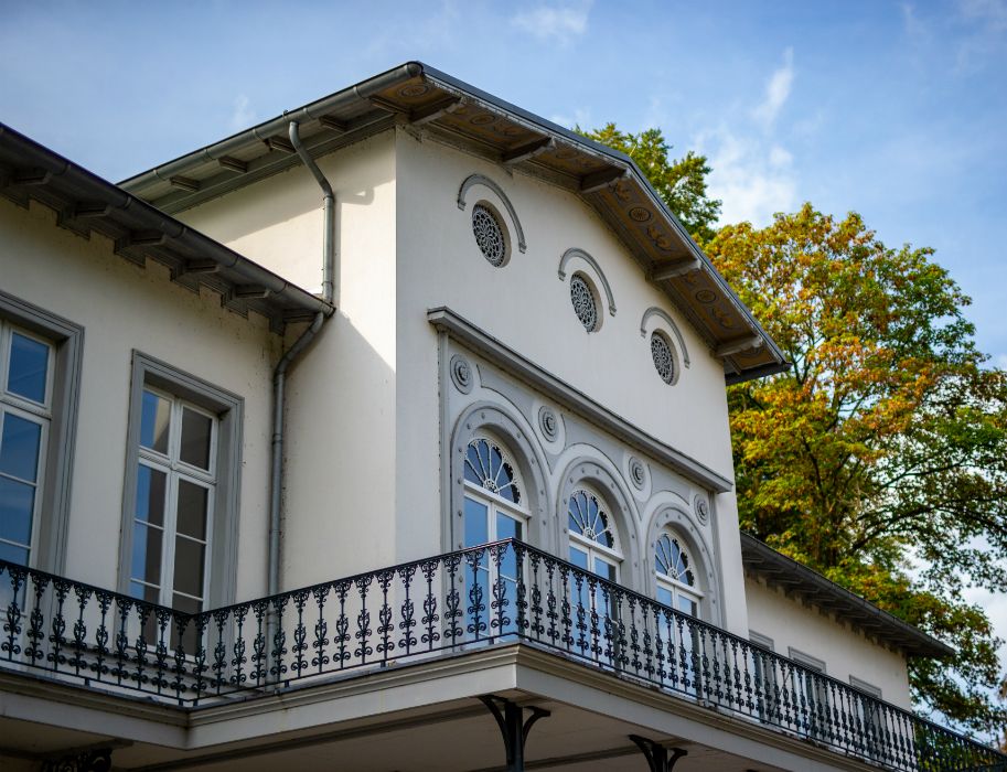 Sinds 1997 doet het driedelige gebouwencomplex van het Museum Kurhaus Kleve, dat dateert uit de 19e eeuw, dienst als museum voor hedendaagse kunst.