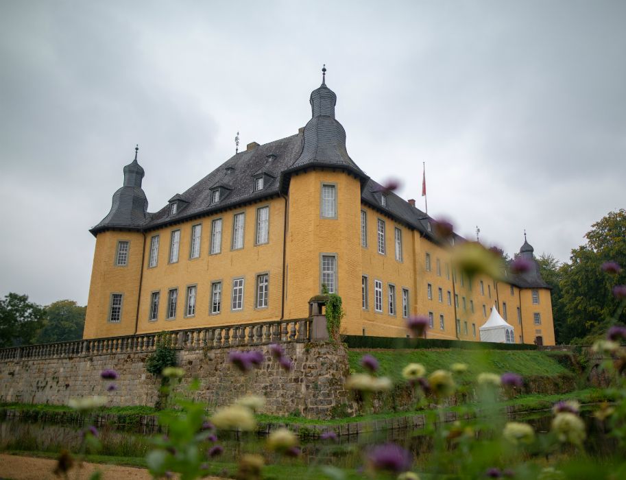 Kasteel Dyck was de laatste zetel van de vorstelijke familie Salm-Reifferscheidt-Dyck voordat het eigendom werd overgedragen aan een stichting.