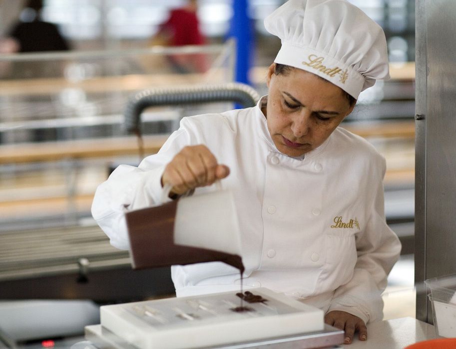 Als je wilt, kun je over de schouders van de chocolatiers meekijken terwijl ze chocolade maken. Domlutscher worden hier geboetseerd