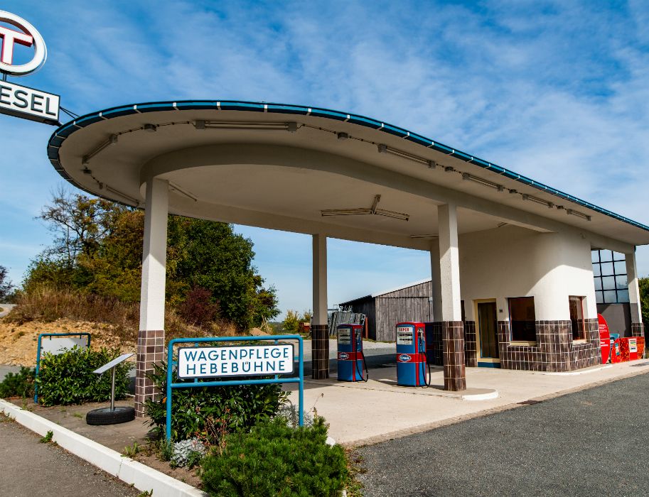 Het benzinestation uit Siegen-Niederschelden, zoals het er in de jaren 1960 uitzag, werd herbouwd in Detmold