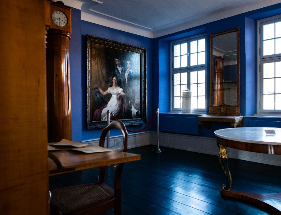 De blauwe salon in het landhuis van Cromford maakt vandaag de dag nog steeds indruk met zijn originele interieur.