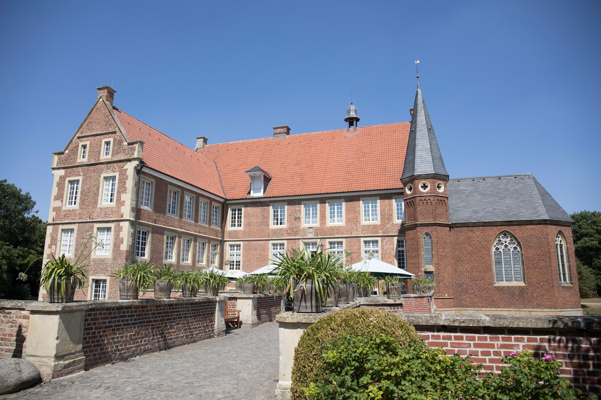 Zicht op de binnenplaats van kasteel Hülshoff