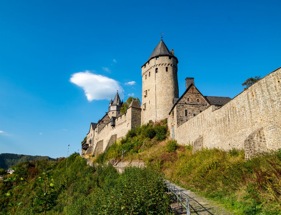 Kasteel Altena was lange tijd een ruïne. Toen besliste keizer Wilhelm II over het geschil: hij liet het kasteel herbouwen in een historiserende stijl.