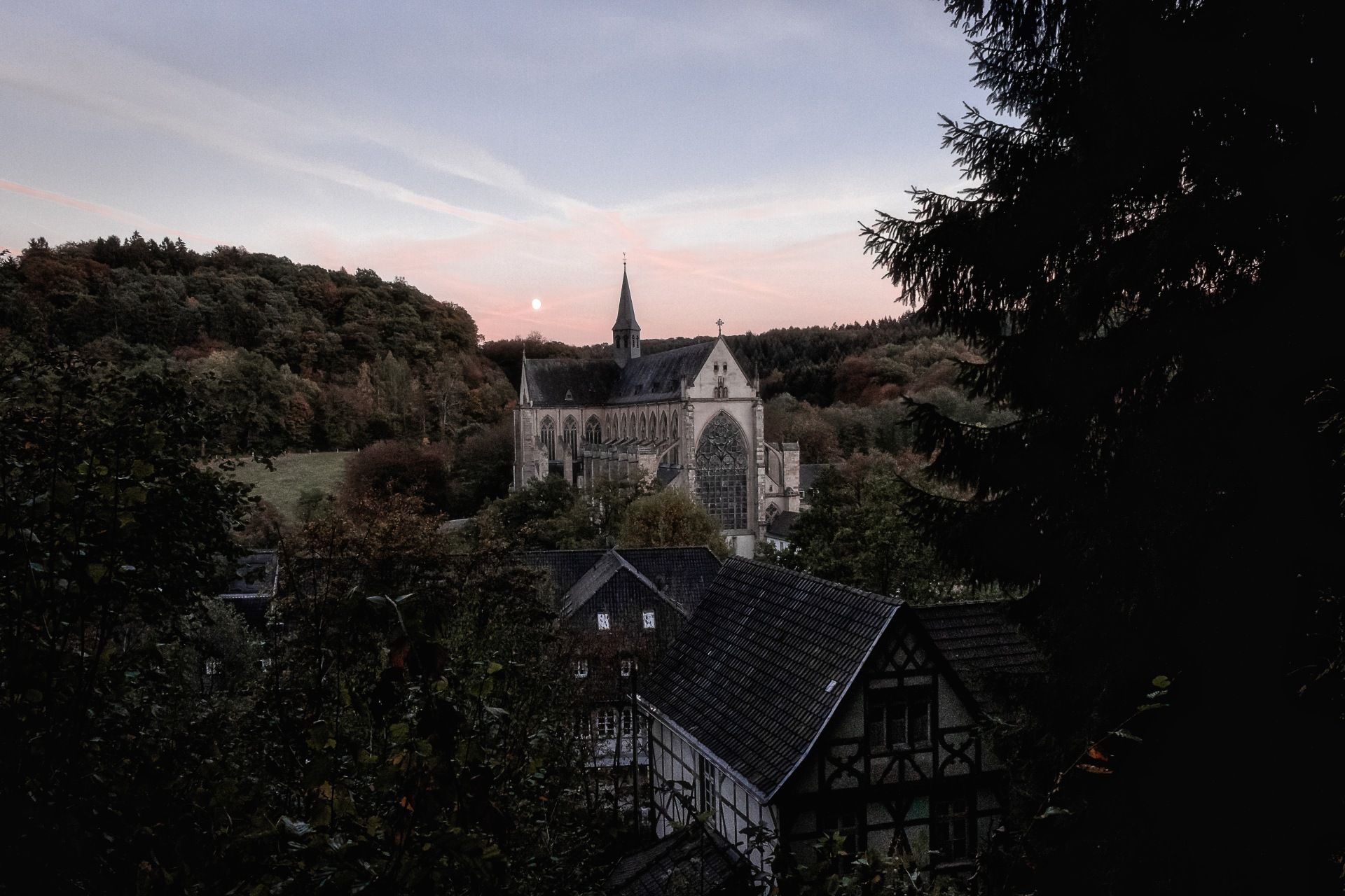 Altenberger Dom in Odenthal in der Dämmerung