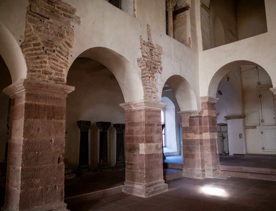 Het Karolingische westwerk in Corvey, hier een blik op de begane grond, werd in 2014 door UNESCO uitgeroepen tot werelderfgoed.