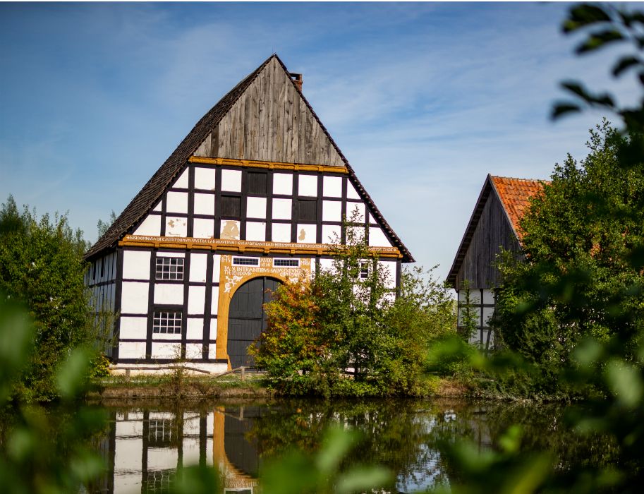 Het LWL openluchtmuseum in Detmold is een van de grootste openluchtmusea in Duitsland. Het omvat 120 historische gebouwen, waarvan sommige vakwerkjuwelen zijn.