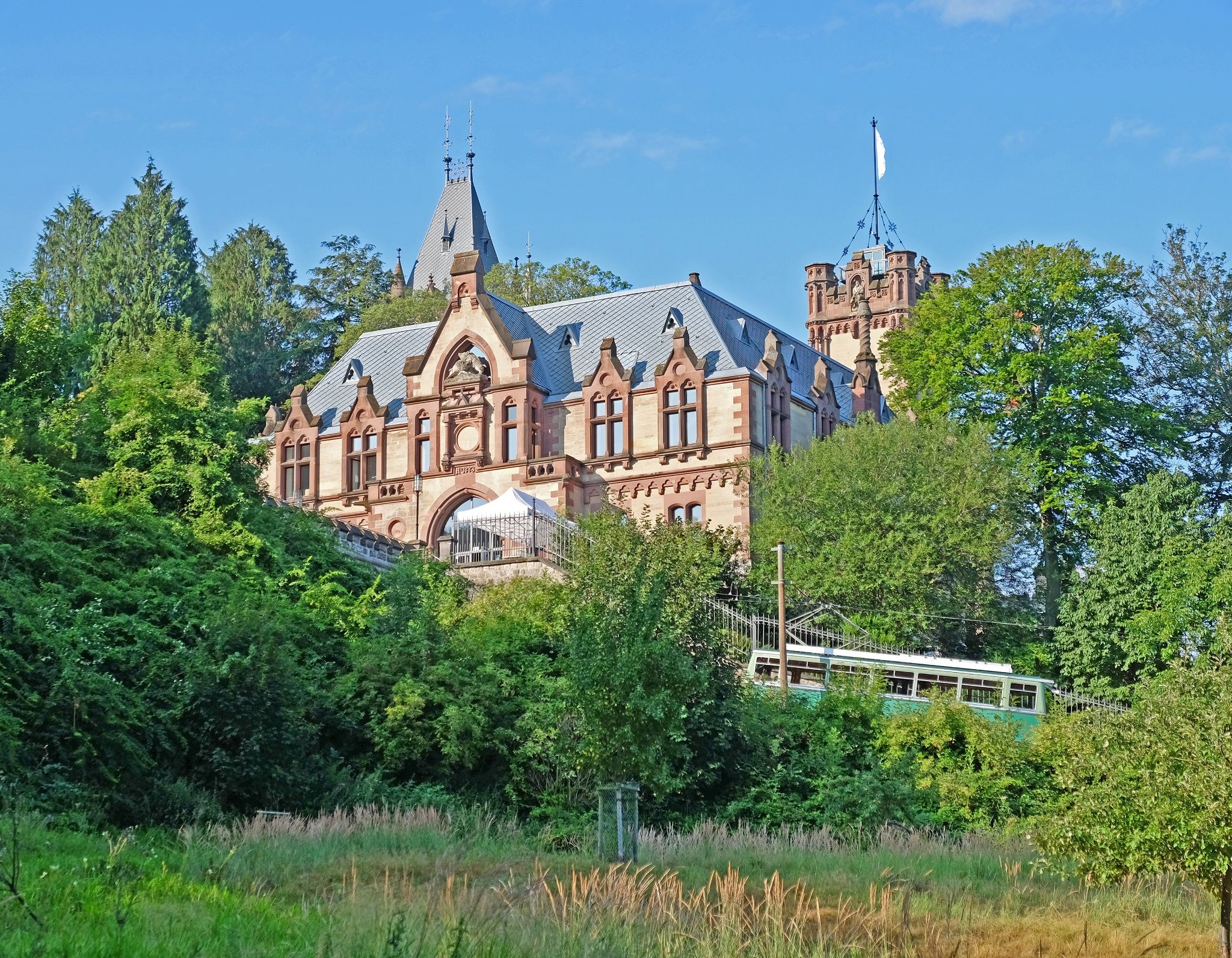 Drachenfelspoorweg met kasteel Drachenburg