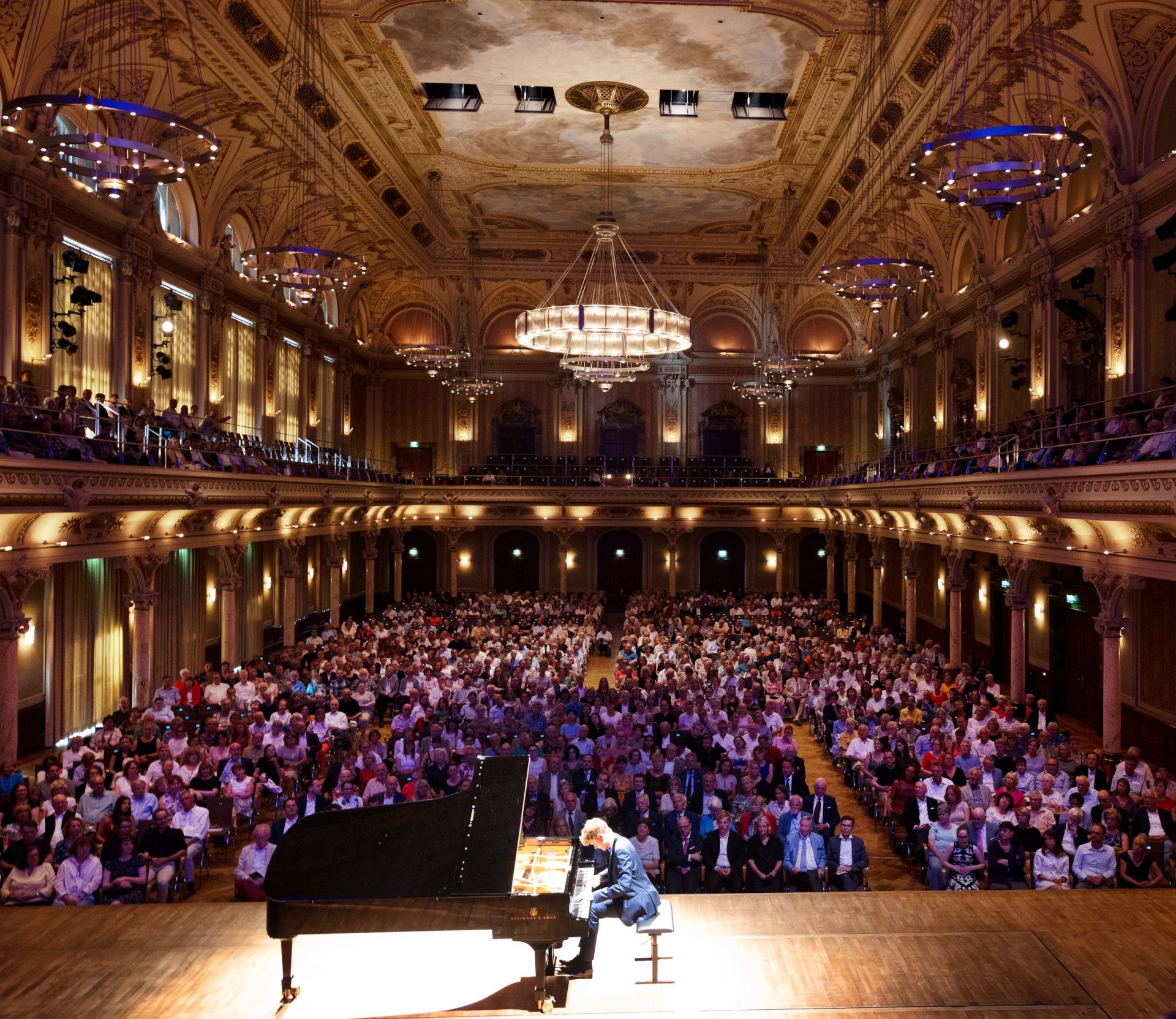 Jan Lisiecki is al verschillende keren geëerd. Hij heeft verschillende prijzen en onderscheidingen gewonnen. Het publiek van het Pianofestival 2023 vierde hem ook