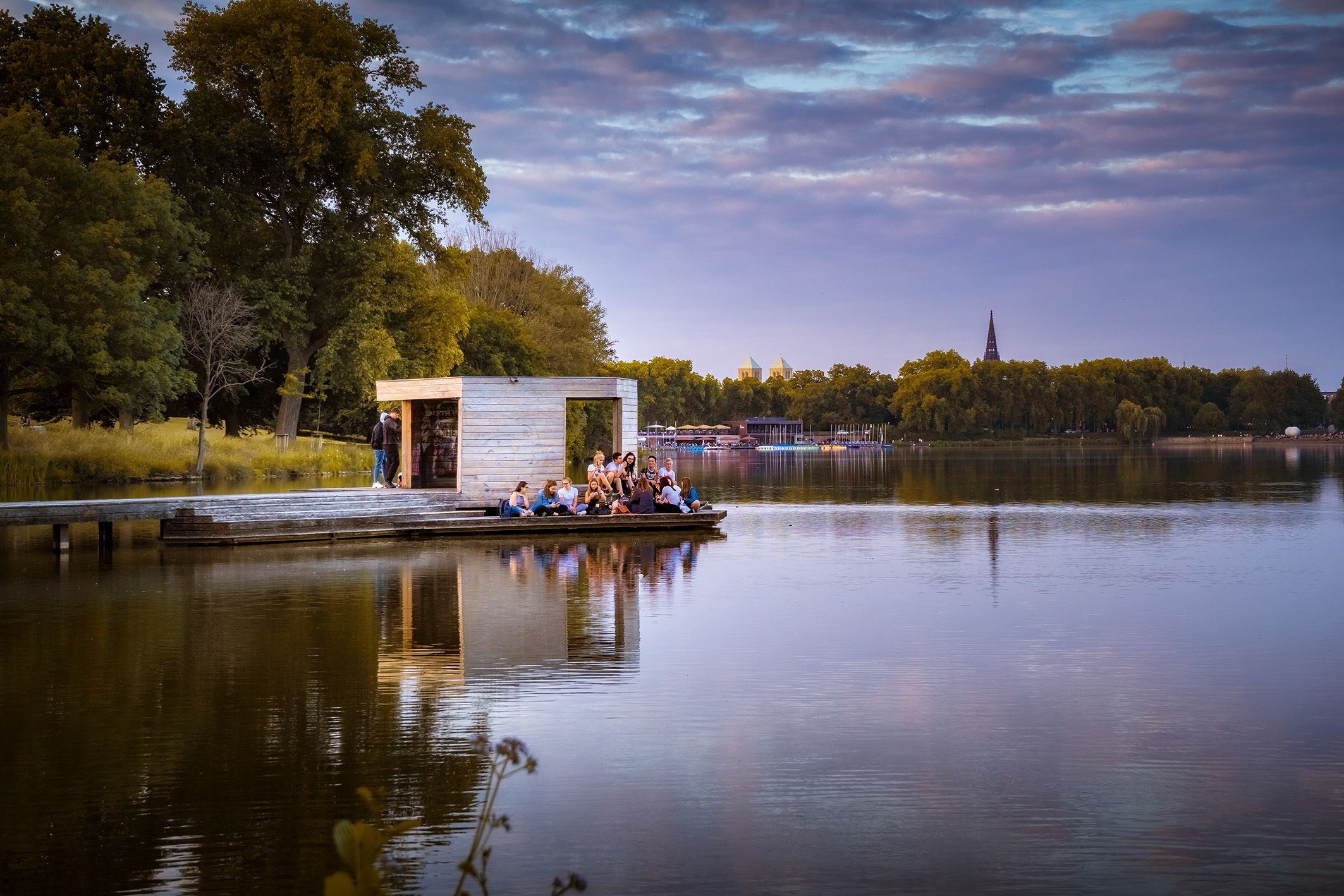 Das Pier von Jorge Pardo am Aasee in Münster ist ein beliebter Treffpunkt.