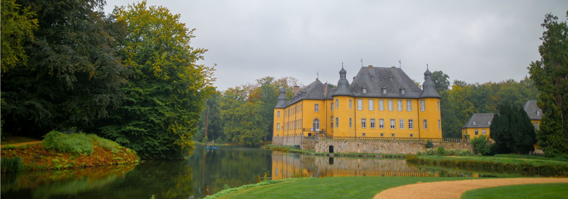 Kasteel Dyck in Jüchen aan de Nederrijn is een van de mooiste kasteel- en parkcomplexen in Noordrijn-Westfalen.