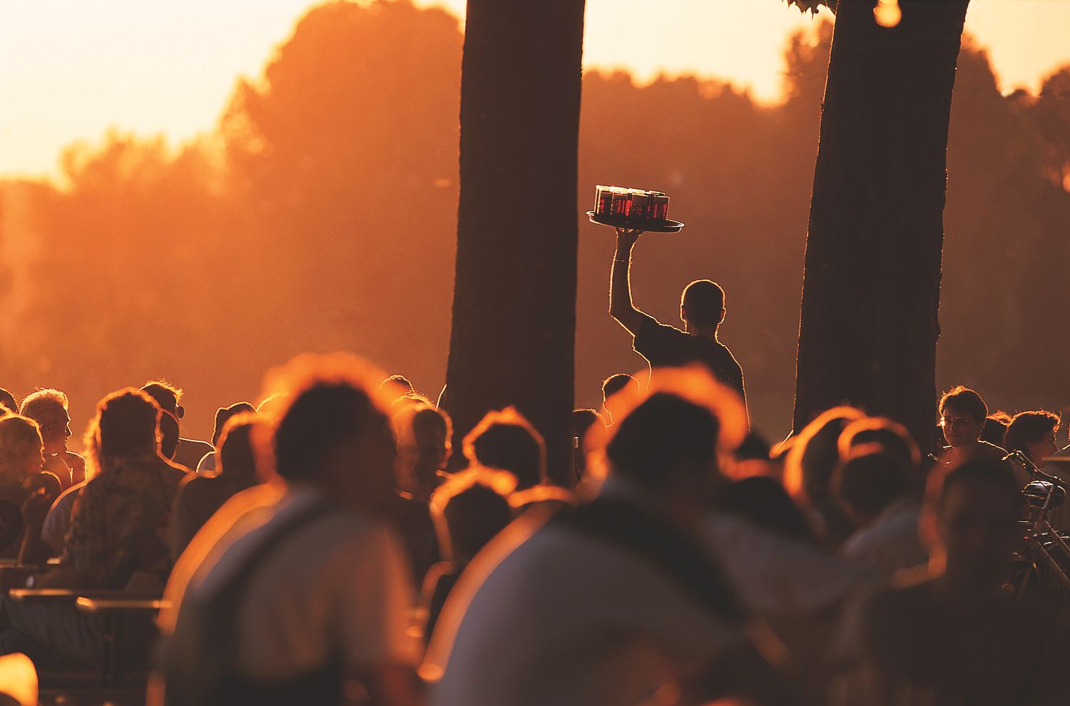 Feestende mensen in de oude binnenstad van Düsseldorf