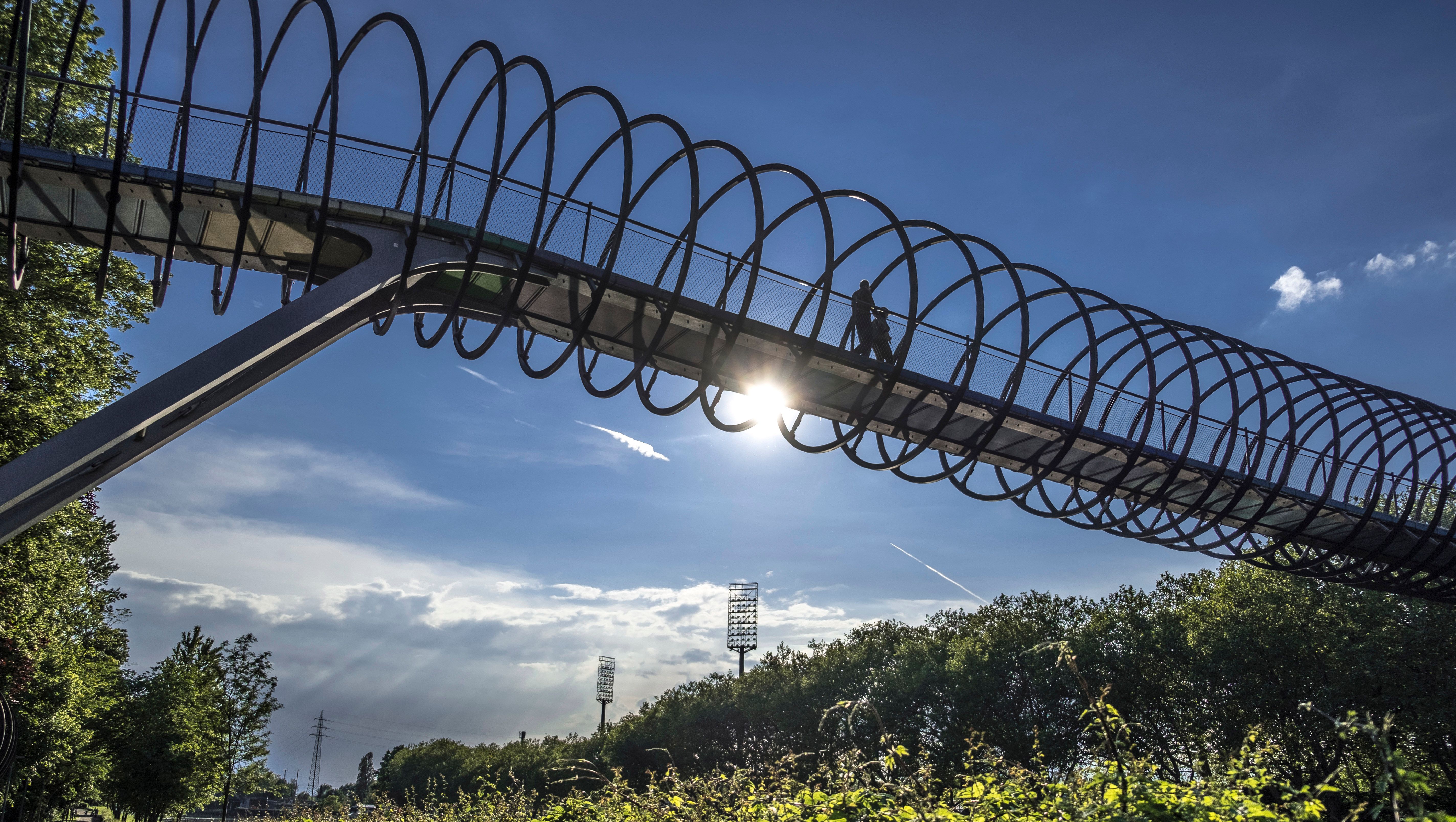 "Slinky Springs To Fame" is de titel van de Rehbergerbrug, die het Rijn-Herne-kanaal bij Kaisergarten Oberhausen oversteekt.