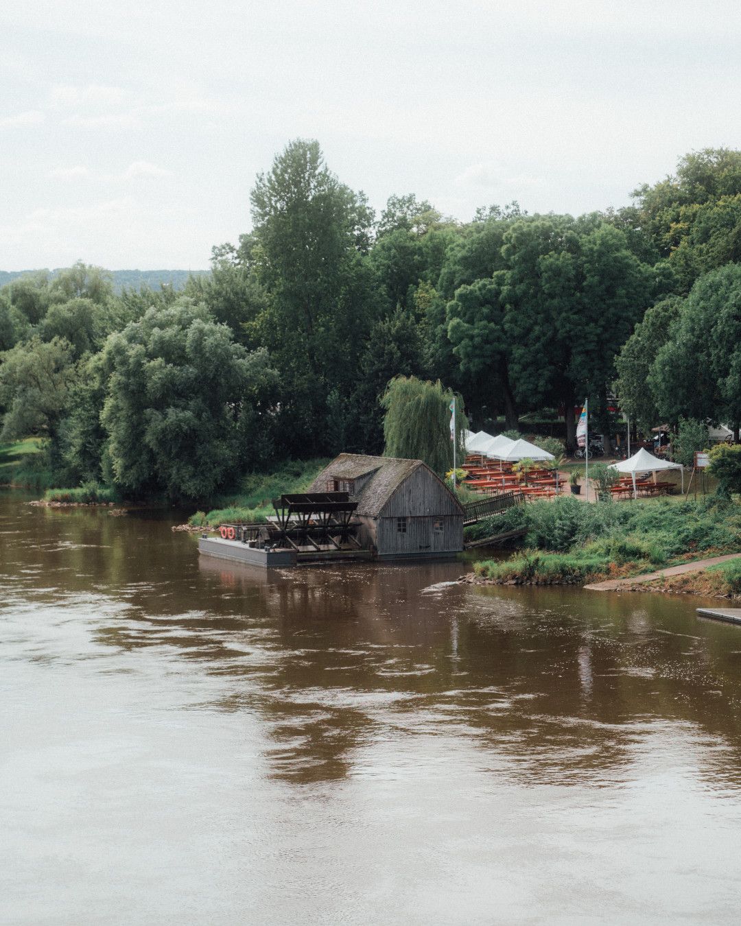 Uitzicht op de biertuin bij de Schiffmühle in Minden