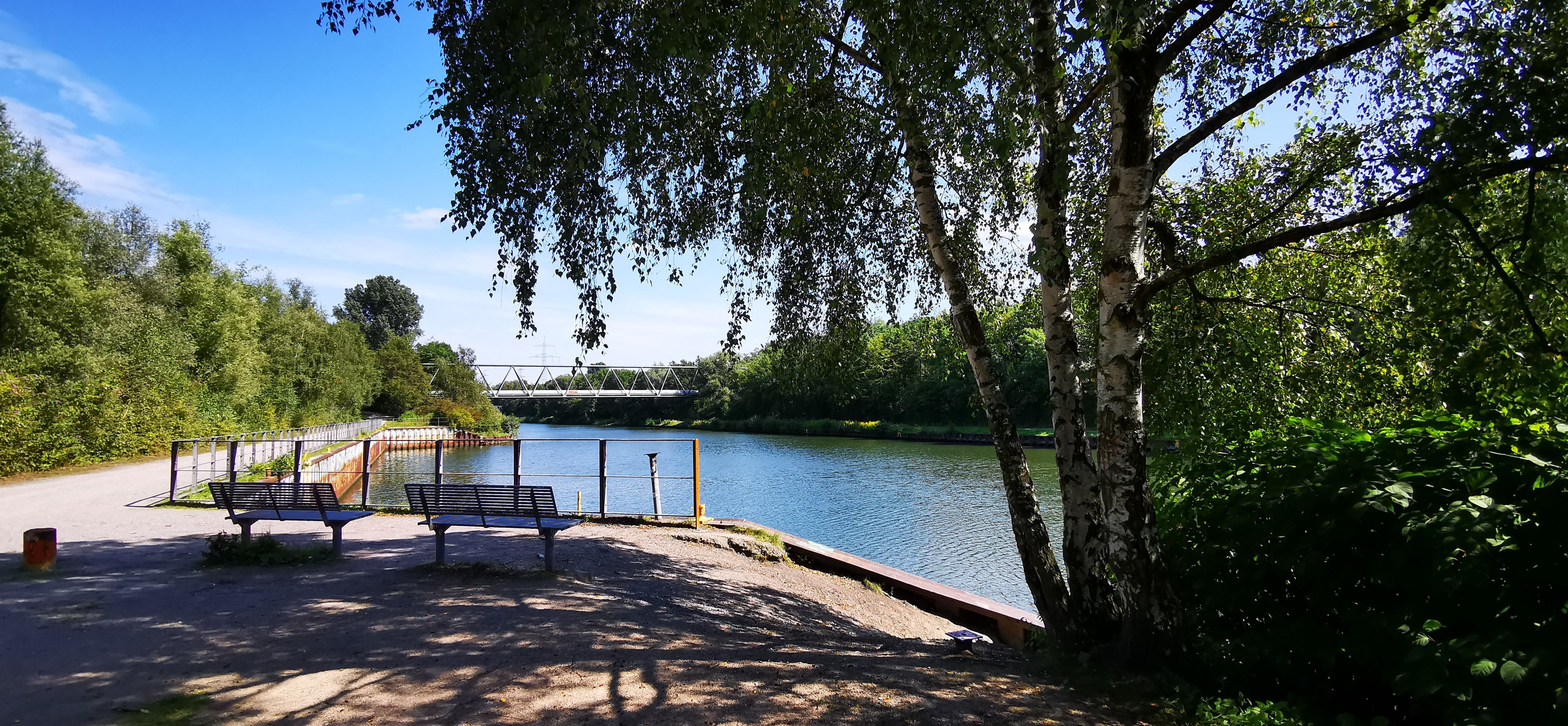 Bankjes langs het Rijn-Herne-kanaal