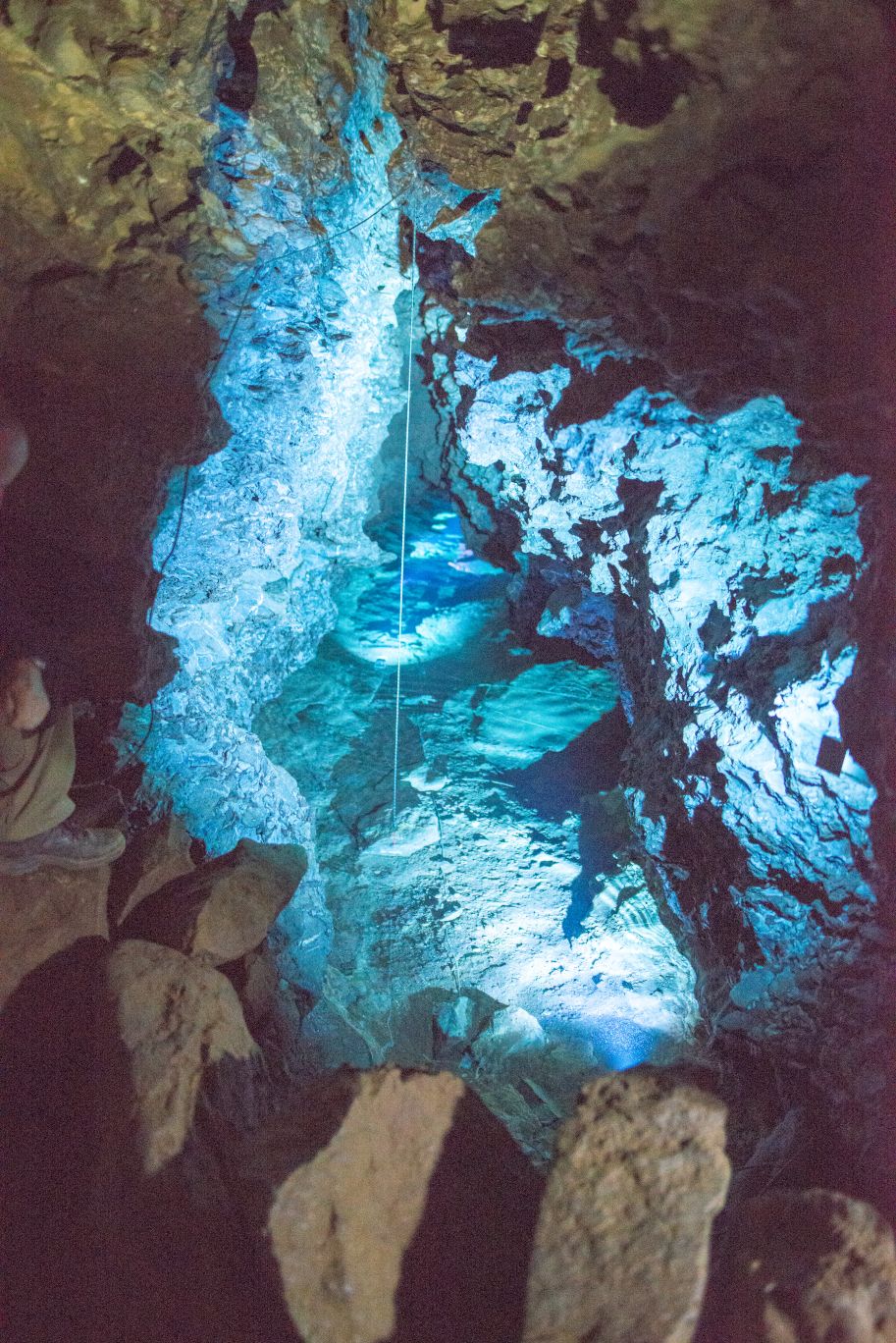 De Kluterhöhle-grot schijnt in een nieuw licht van LED-technologie met achtergrondmuziek