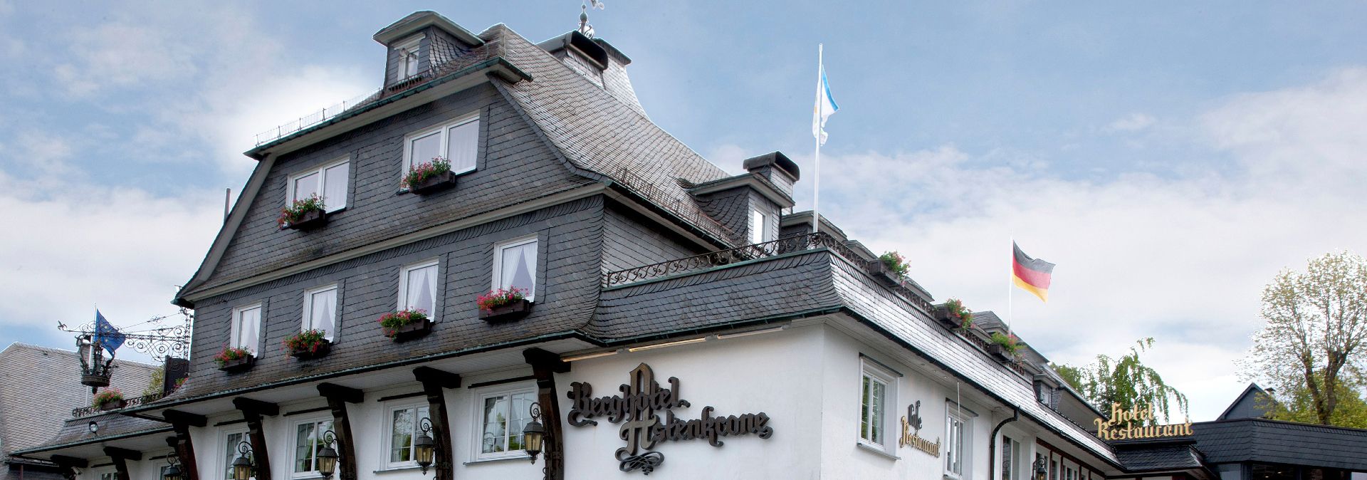 Een groot bord aan de muur kondigt het hotel al van ver aan