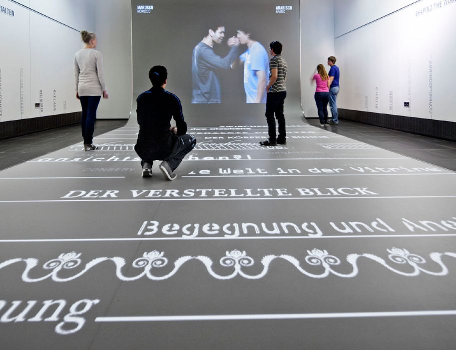 Elk themagebied in het Rautenstrauch-Joest Museum is vakkundig geënsceneerd. Het verhaal begint met de proloog