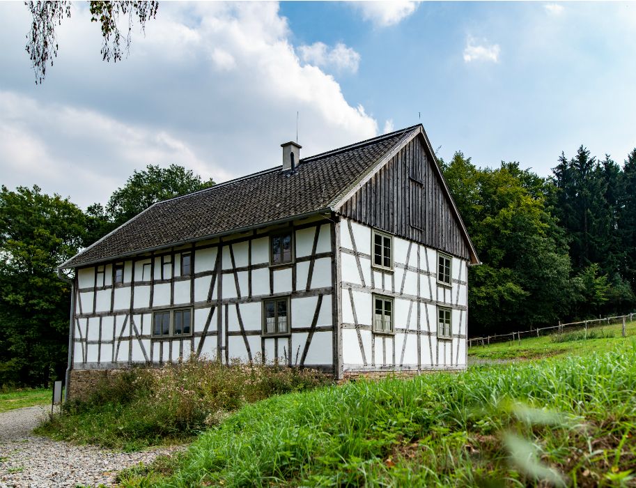 Het huis Lindscheid is een zogenaamd woonstalhuis, gebouwd in een stijl die typisch is voor het Bergisches Land.