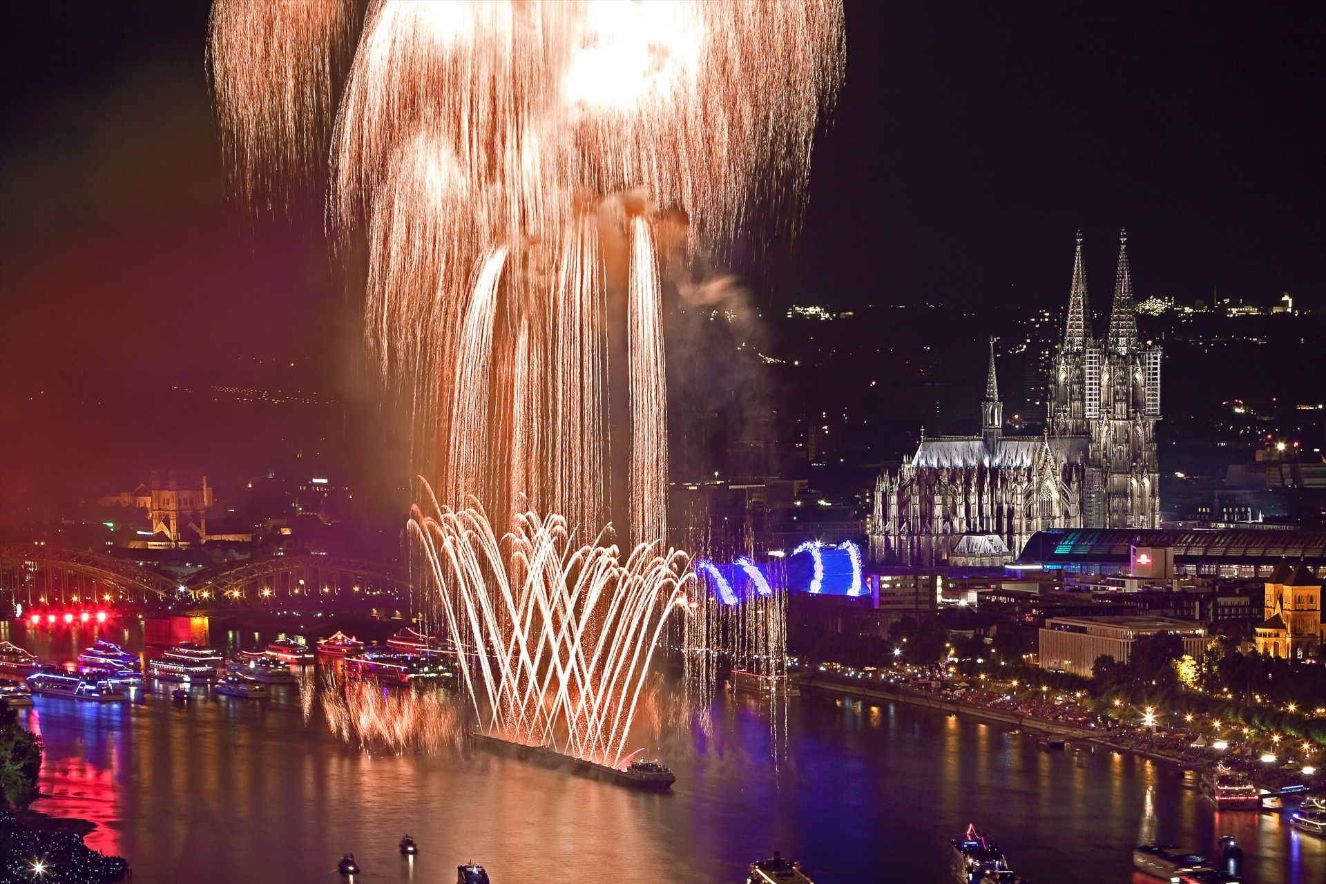 De Cologne Lights bevatten vuurwerk, Bengaalse lichten, watervallen en honderdduizenden fonkelaars