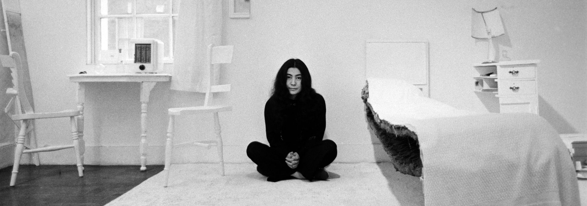 Yoko Ono in HALF-A-ROOM, 1967 uit HALF-A-WIND SHOW, Lisson Gallery, Londen, 1967