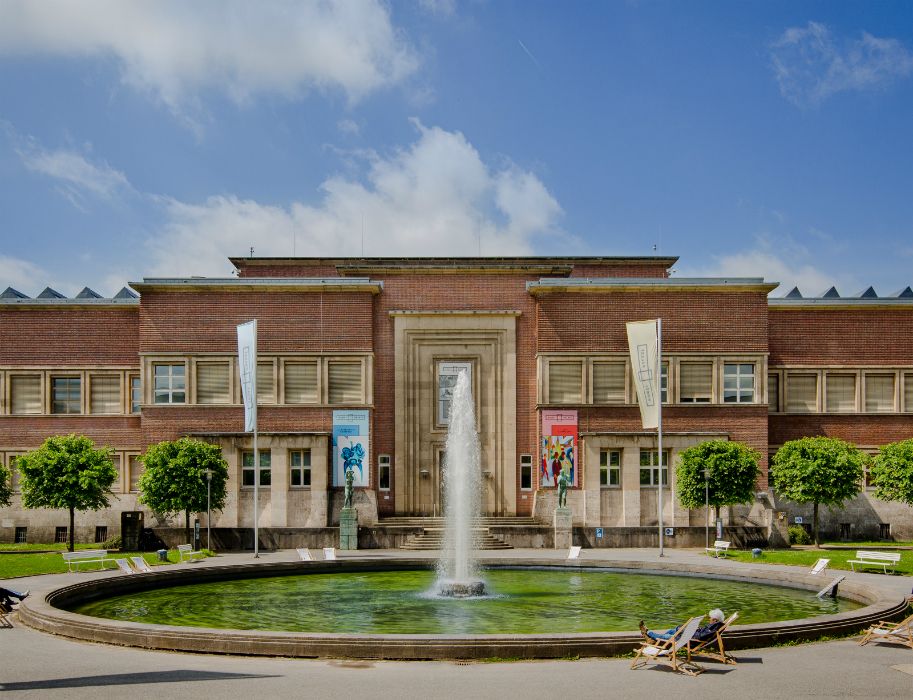 Het kunstpalast maakt indruk met zijn architectuur en centrale ligging. Het is gelegen aan de Ehrenhof